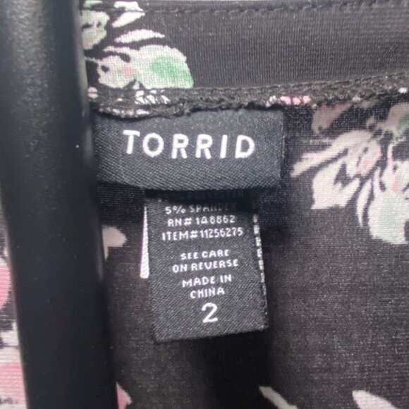 Torrid Babydoll Black Floral Short Sleeve Peplum Blouse Top Size 2 Stretchy - Picture 6 of 6